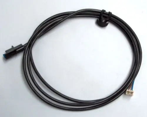 Daikin-Kabel mit zwei Steckverbindern, einem ovalen und einem rechteckigen, in schwarzem Mantel; zur Verwendung in Heizungsanlagen.